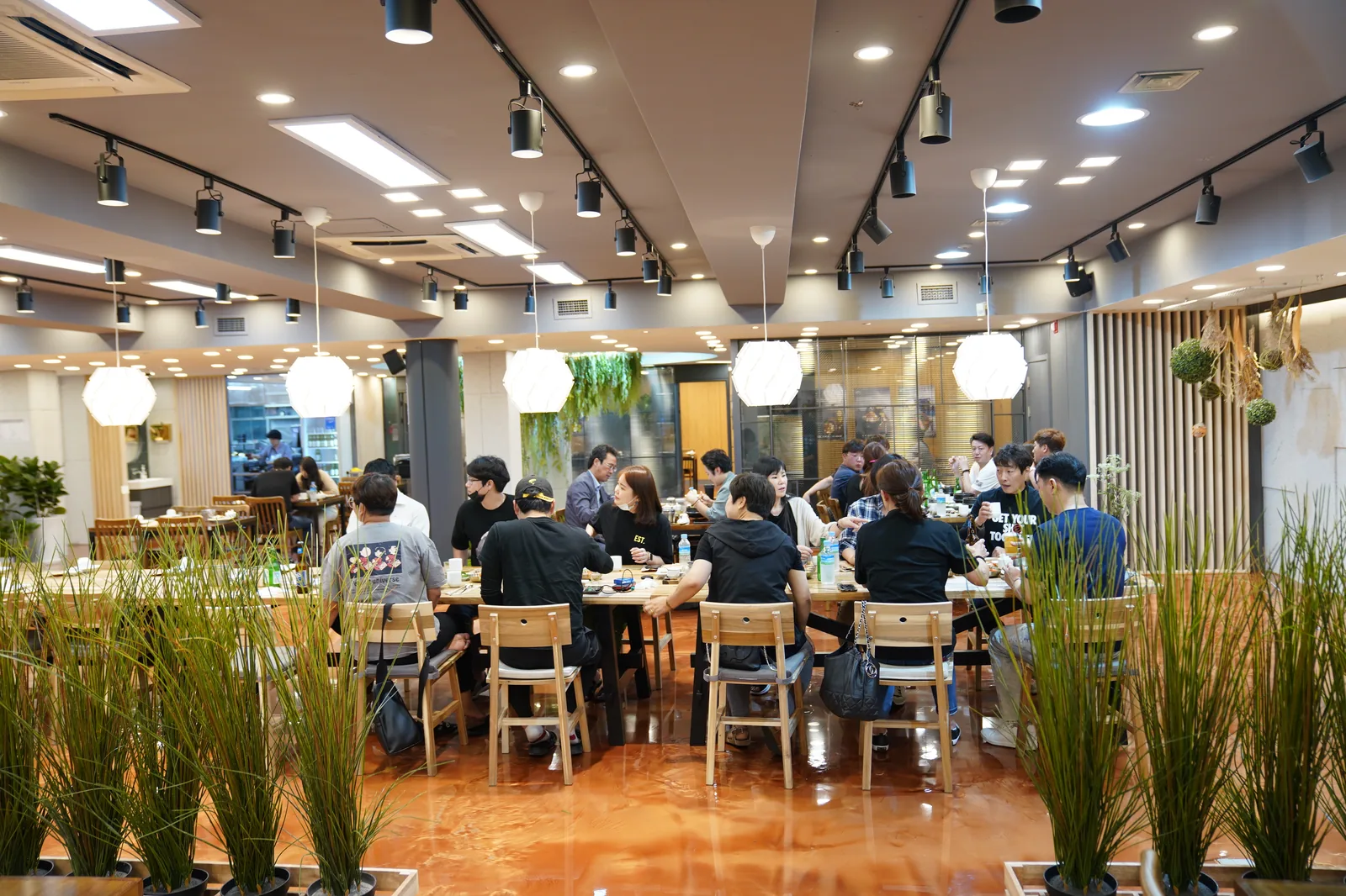손님으로 가득한 홀 전경